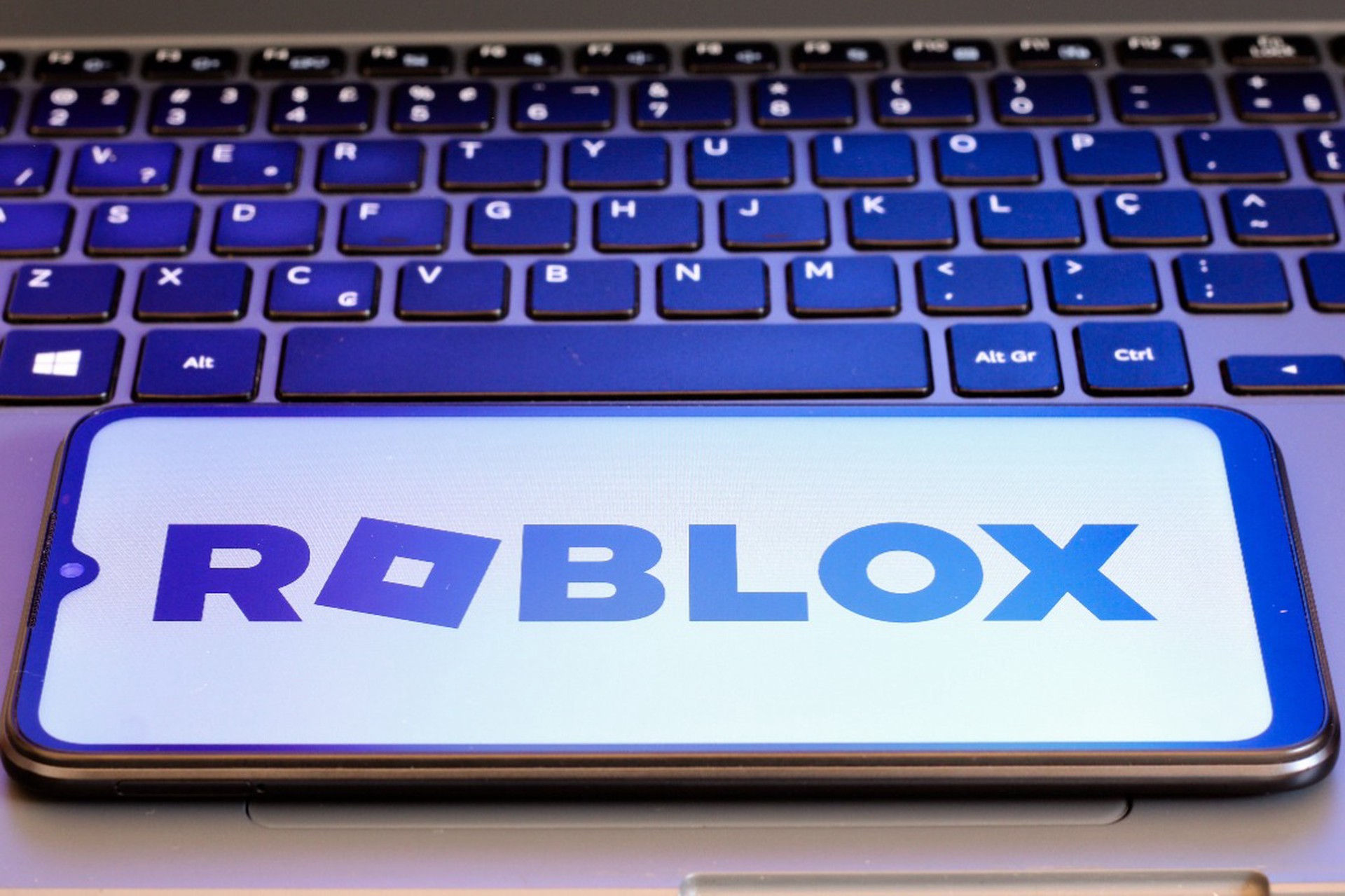 Roblox персонажи играют через VPN сервер без лагов